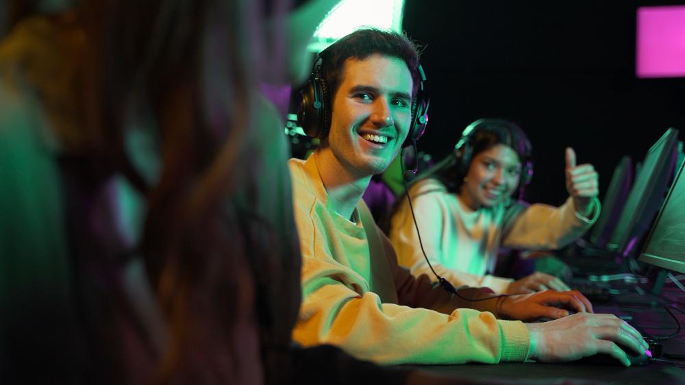 Esport je byznys za miliardy. Jak se liší od klasického online hraní?  