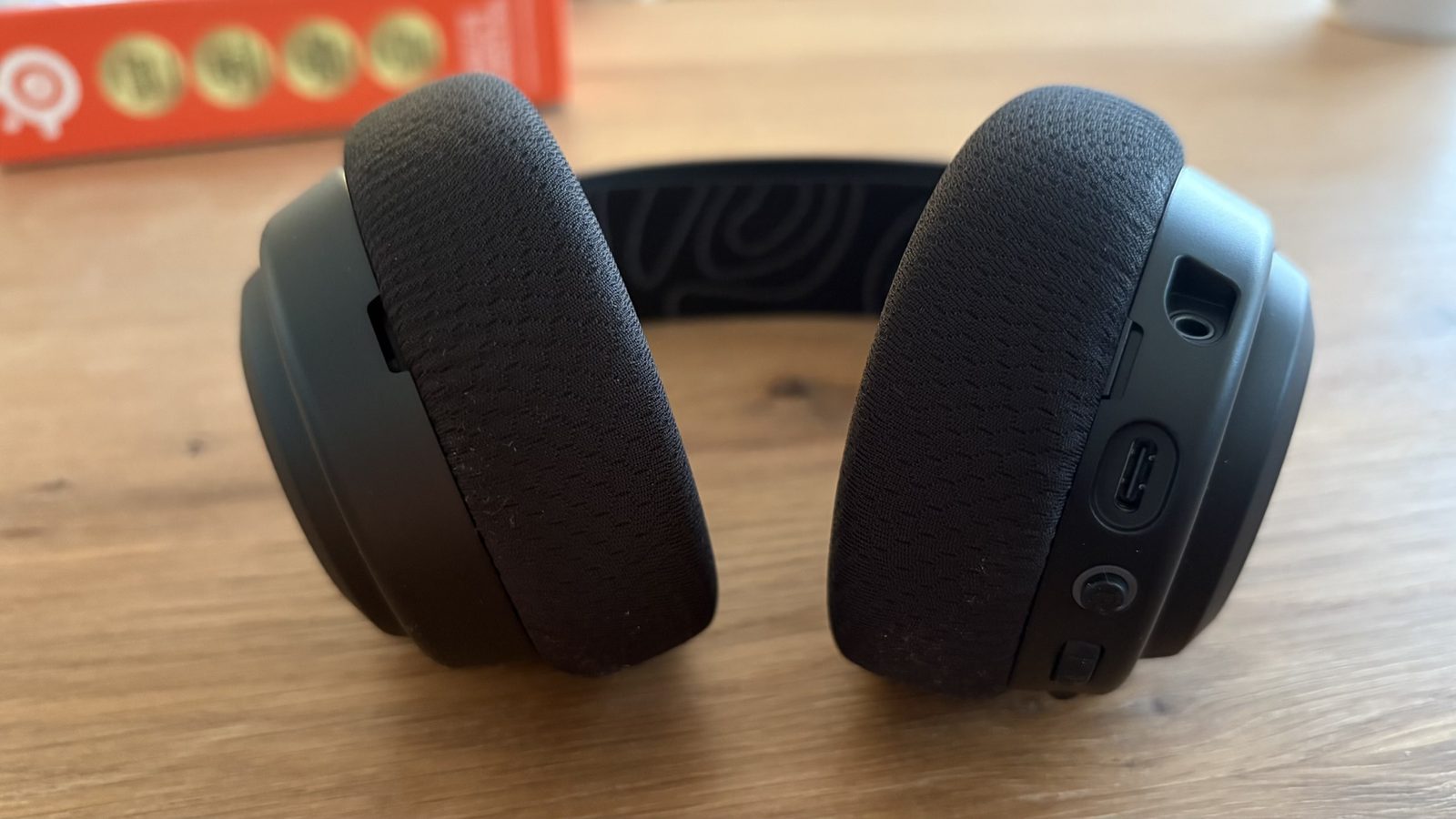 'SteelSeries Arctis Nova 3 Wireless - konektory na náušníku