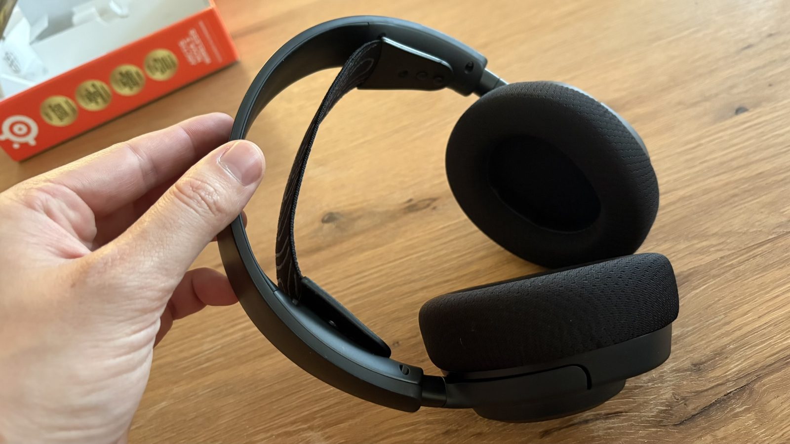 SteelSeries Arctis Nova 3 Wireless - konstrukce s pohodlným hlavovým mostem