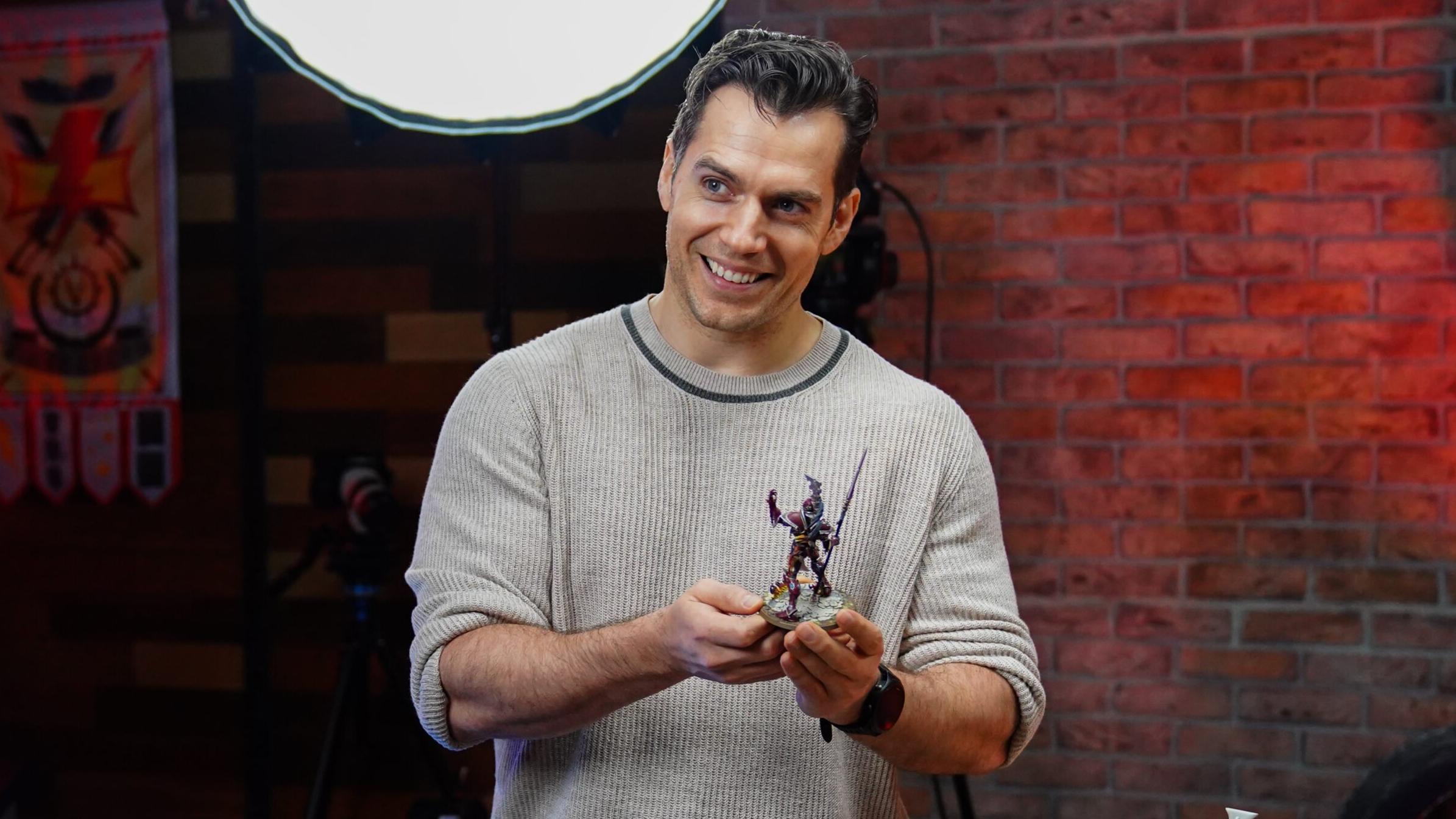 Henry Cavill potvrdil novinky o Warhammeru. Jedno tajemství si nechal